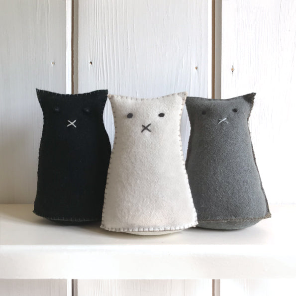 Felt standing grey cat - Gordon