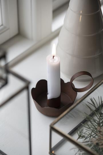 Candle holder with wavy edge