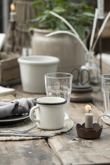 Candle holder with wavy edge