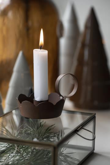 Candle holder with wavy edge